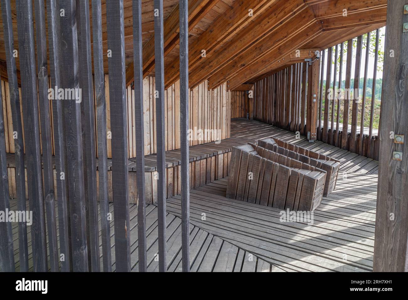 Koknese, Lettonia. 15 maggio 2023. Una capanna di legno nel parco commemorativo Liktendarzs (il Giardino del destino). Foto Stock