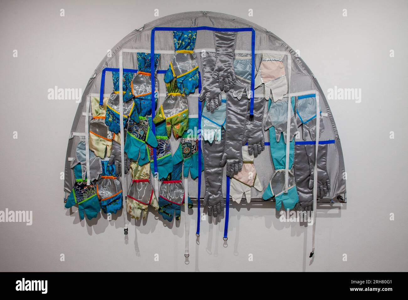 LUCY + JORGE ORTA - BODY ARCHITECTURE - STUDY (2010) in mostra durante Threads: "Breathing stories into materials" presso Arnolfini di Bristol Foto Stock