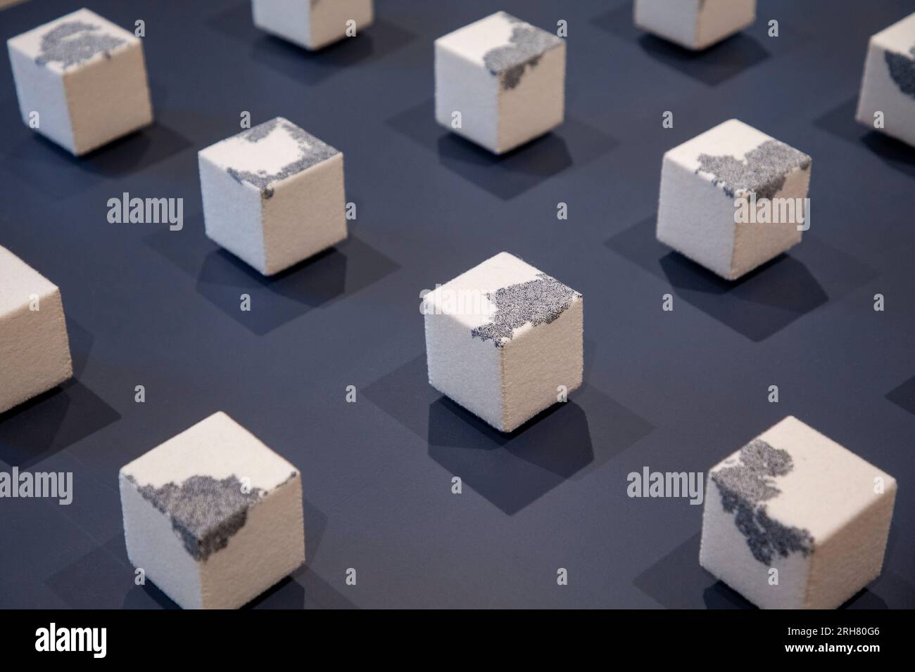 Richard McVetis - variazioni di un cubo cucito (2017). In mostra durante i thread: "Respirare storie nei materiali" ad Arnolfini a Bristol Foto Stock