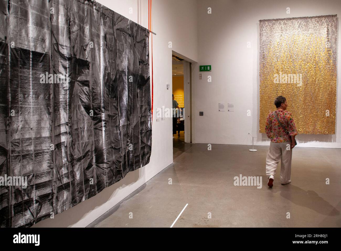 Visione generale dei fili: "Respirare storie nei materiali" ad Arnolfini a Bristol Foto Stock