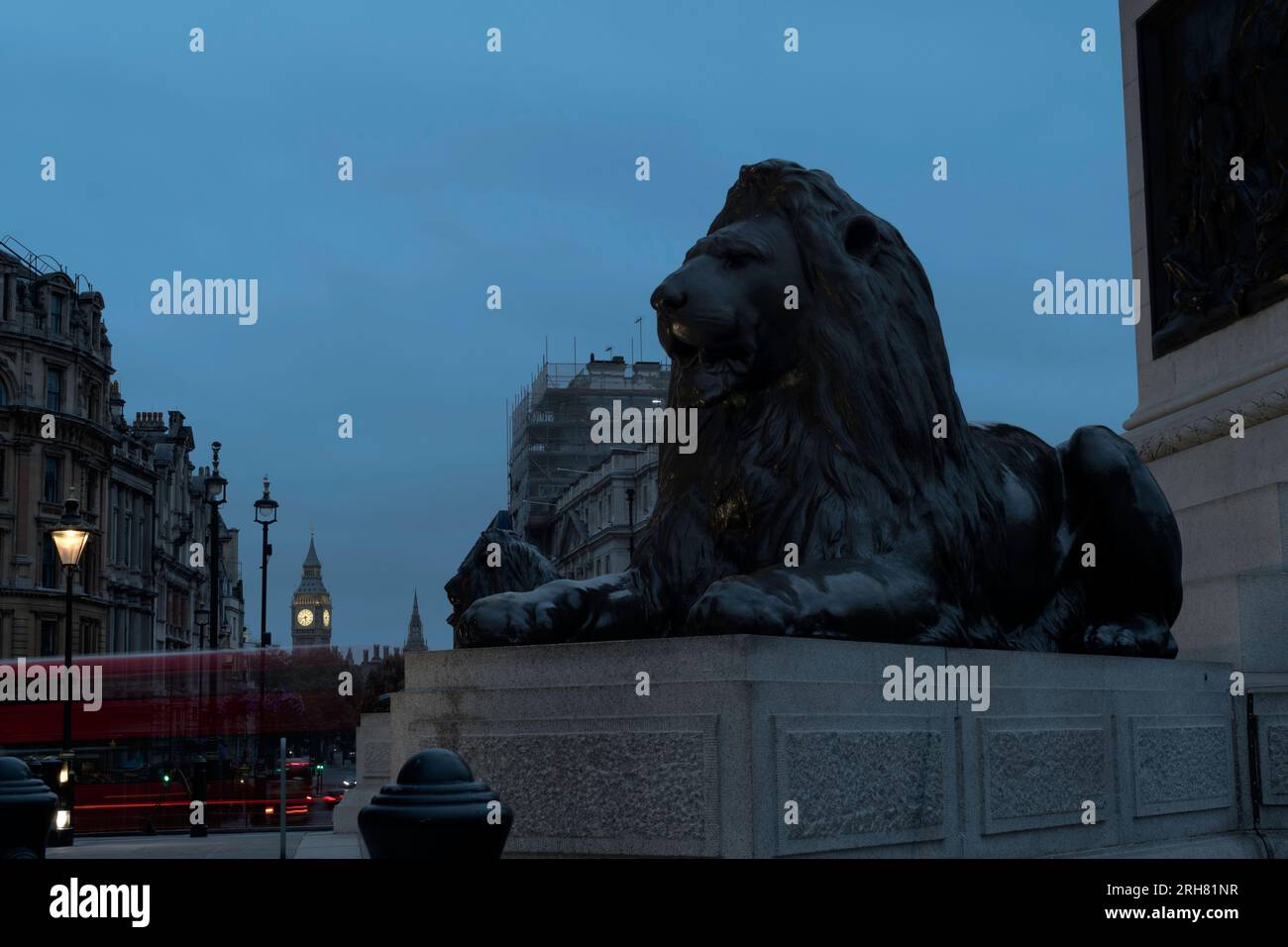 Iconica statua del leone da Trafalgar Square con il Big Ben sullo sfondo durante il concetto mattutino Overcast per il viaggio visivo del patrimonio inglese, Cap Foto Stock