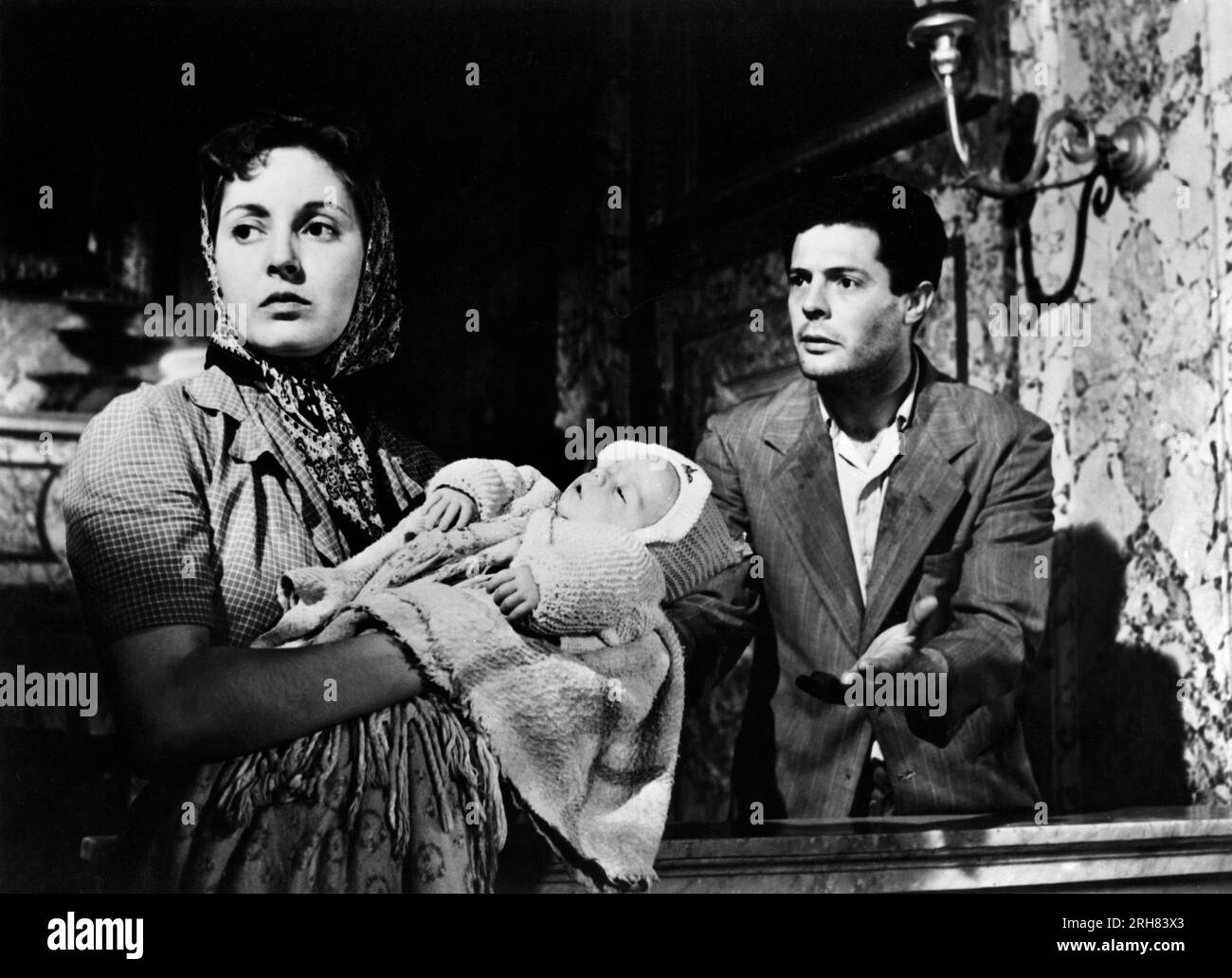 Lea Padovani, Marcello Mastroianni, sul set di The Italian Film, 'The Anatomy of Love', alias 'A Slice of Life', titolo italiano: 'Tempi nostri', segmento: 'Pupo, II', Lux Film, 1954 Foto Stock