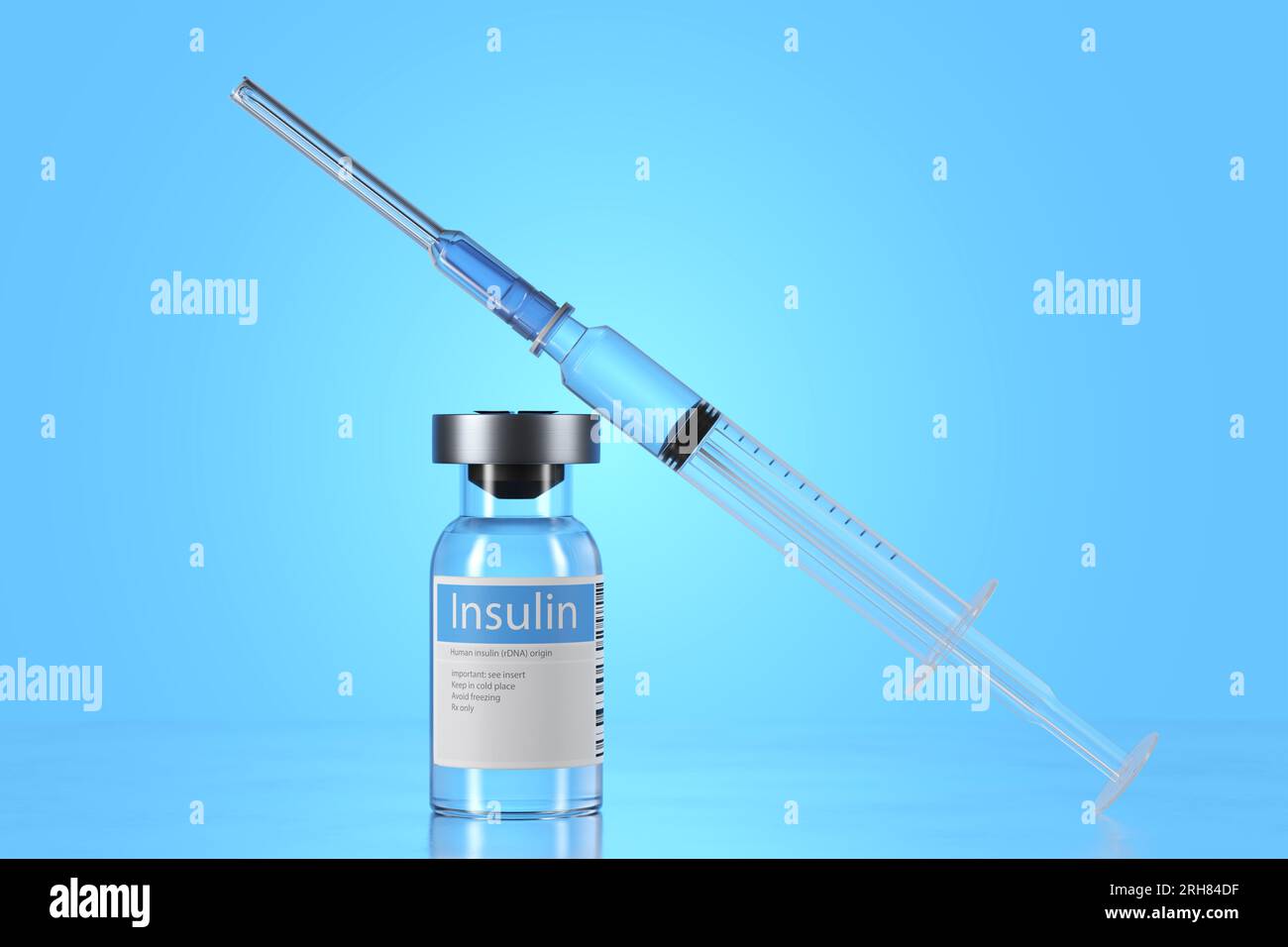 Una siringa presente sul tavolo, che può essere utilizzata per estrarre l'insulina dalle fiale. Le fiale sembrano realizzate in vetro e sono etichettate con Foto Stock