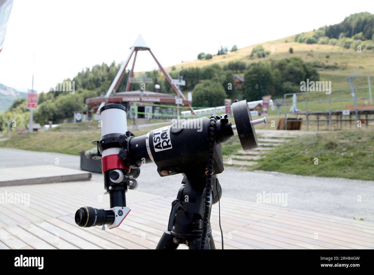 Francia Villarembert : Evènement l'Astronomie dans tous ses éclats sur le front de neige de la station du Corbier. Observation du soleil et étoiles Foto Stock