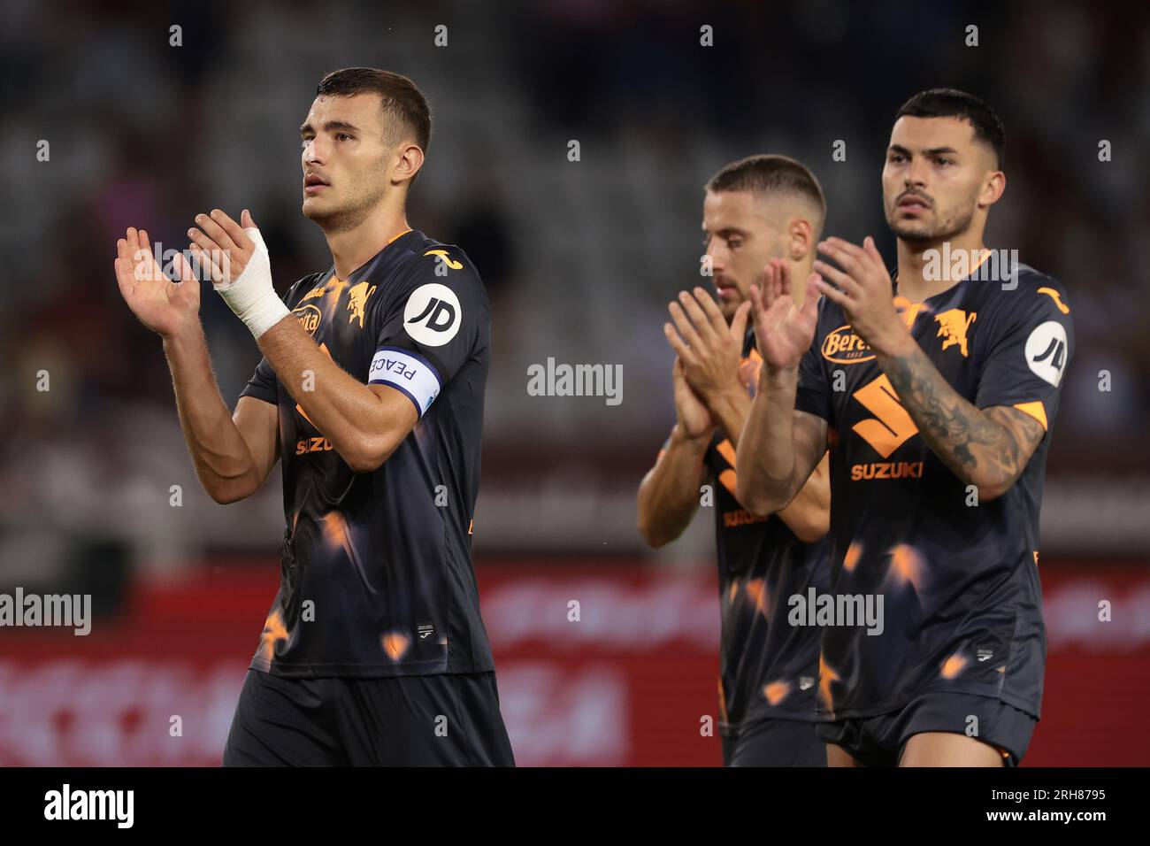 Torino, Italia. 14 agosto 2023. Alessandro Buongiorno, Nikola Vlasic e Nemanja Radonjic del Torino FC applaudono i tifosi dopo il fischio finale della partita di Coppa Italia Round 32 allo Stadio grande Torino. Il credito fotografico dovrebbe leggere: Jonathan Moscrop/Sportimage Credit: Sportimage Ltd/Alamy Live News Foto Stock