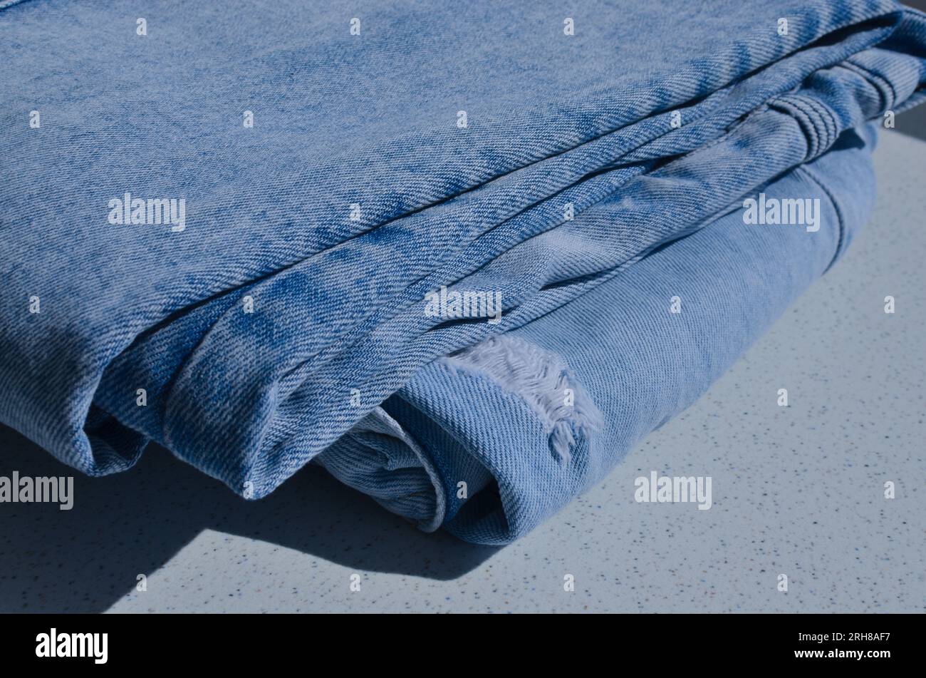 Primo piano dei moderni jeans strappati, che trasmettono un senso di contemporaneità e moda attuale. Una scelta per coloro che cercano di stare al passo con le tendenze. Foto Stock