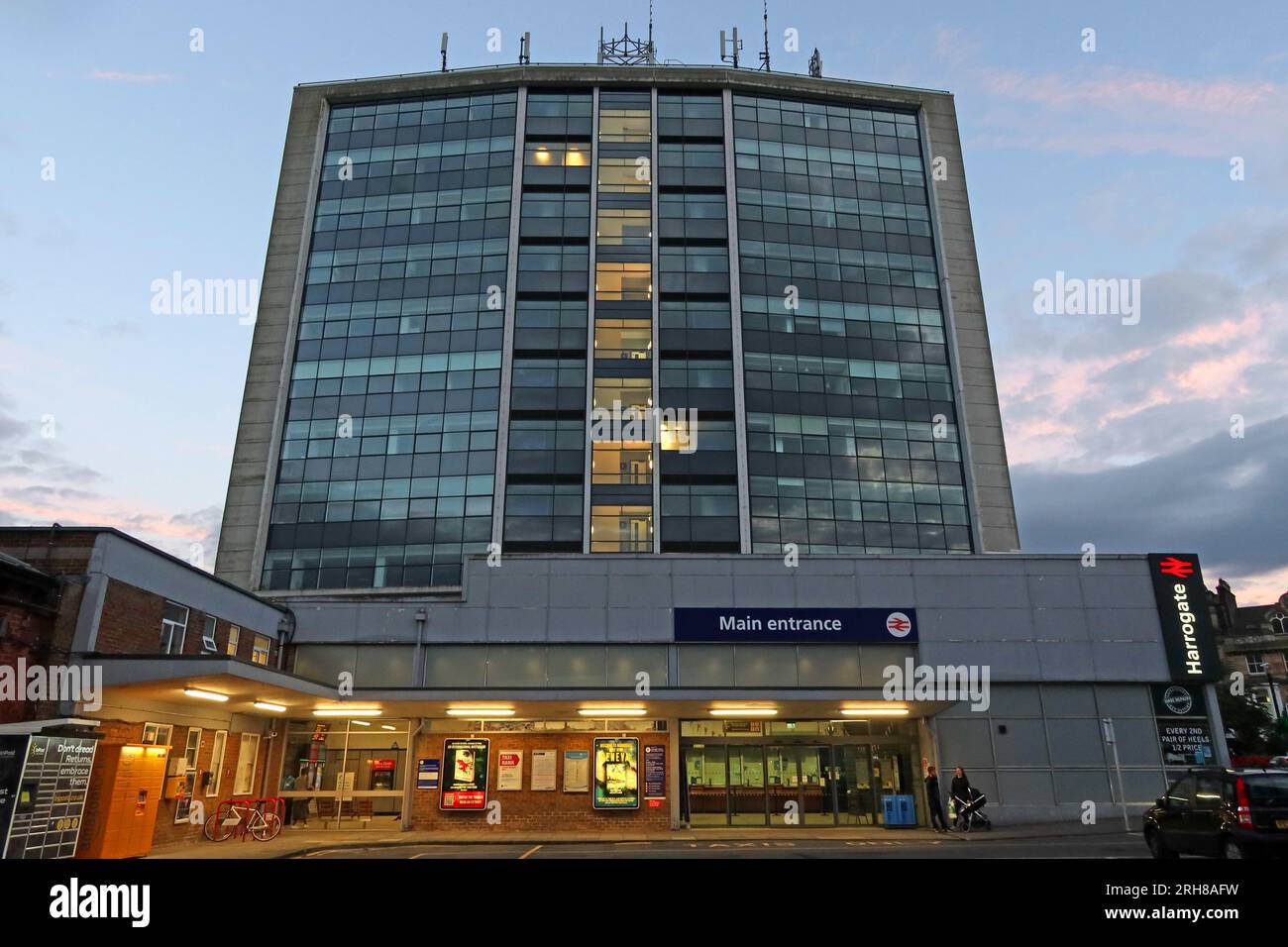 Stazione ferroviaria di Harrogate al tramonto, Station Parade, Harrogate, North Yorkshire, Inghilterra, REGNO UNITO, HG1 1TE Foto Stock