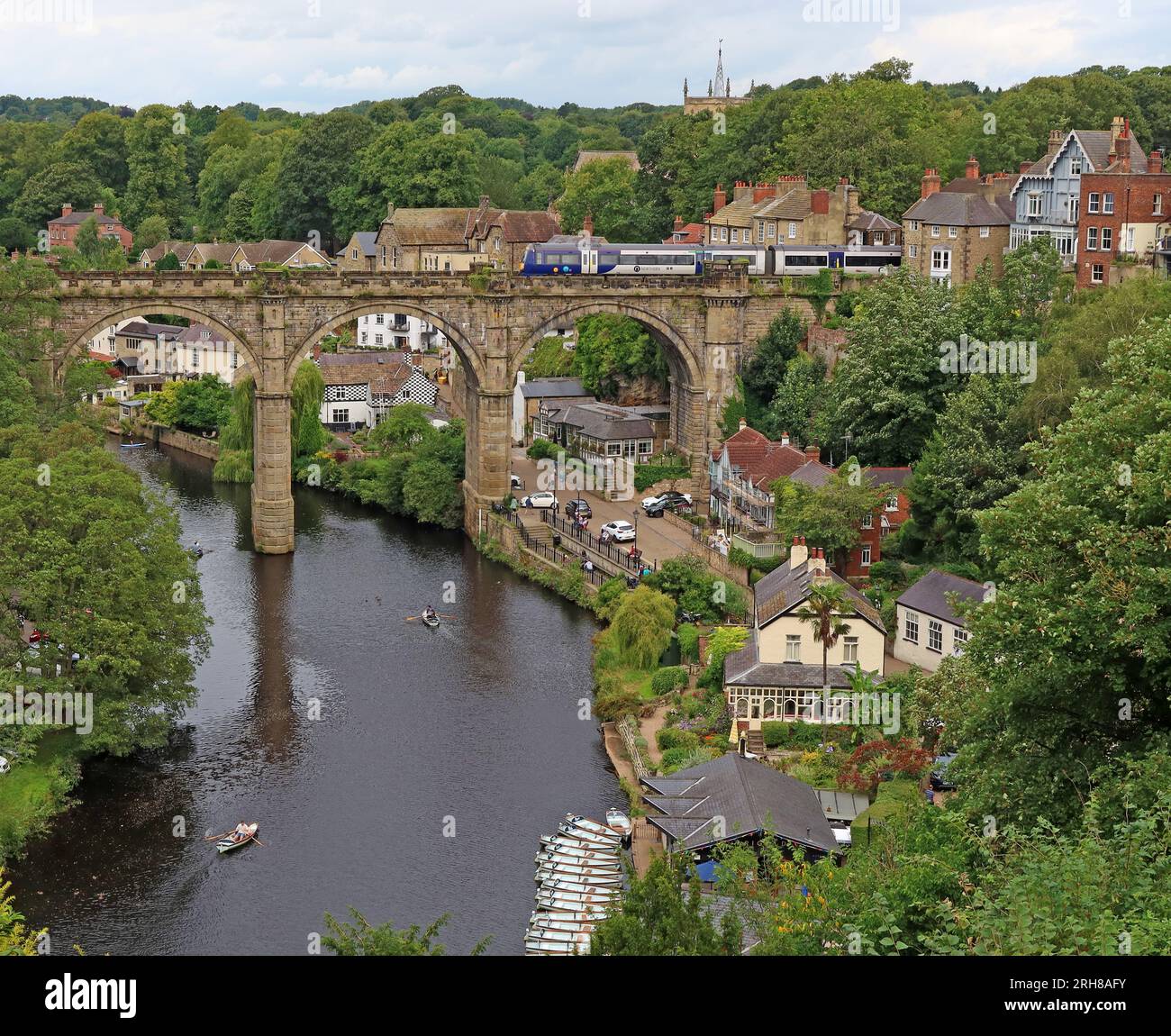 Ponte del viadotto di Knaresborough sul fiume Nidd con attraversamento del treno settentrionale in direzione di Leeds, Pateley Bridge, Knaresborough, Inghilterra, Regno Unito, HG3 5AR Foto Stock