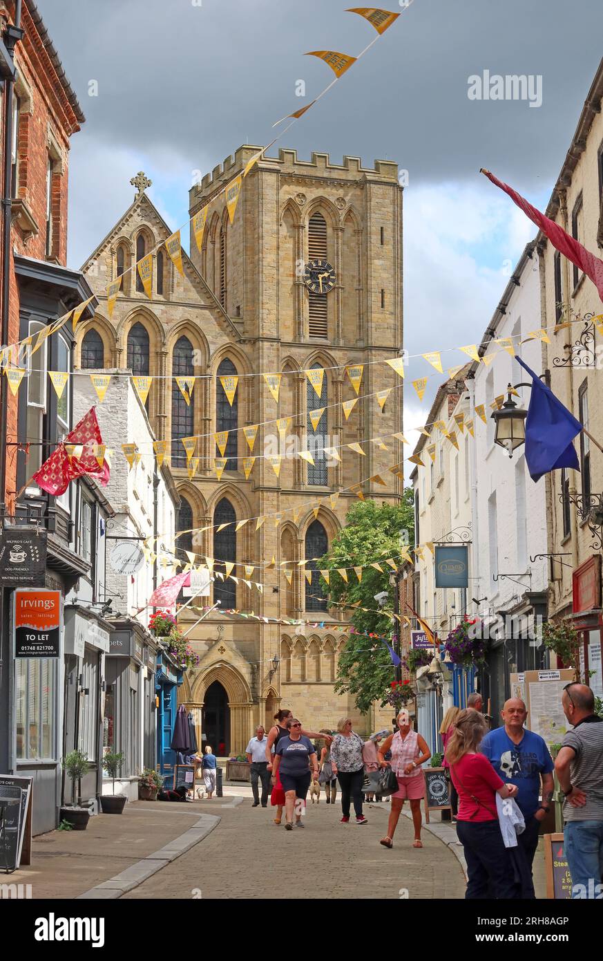 Church of St Peter and St Wilfrid, Cathedral from the Kirkgate, Ripon, North Yorkshire, England, UK, HG4 1PB Foto Stock