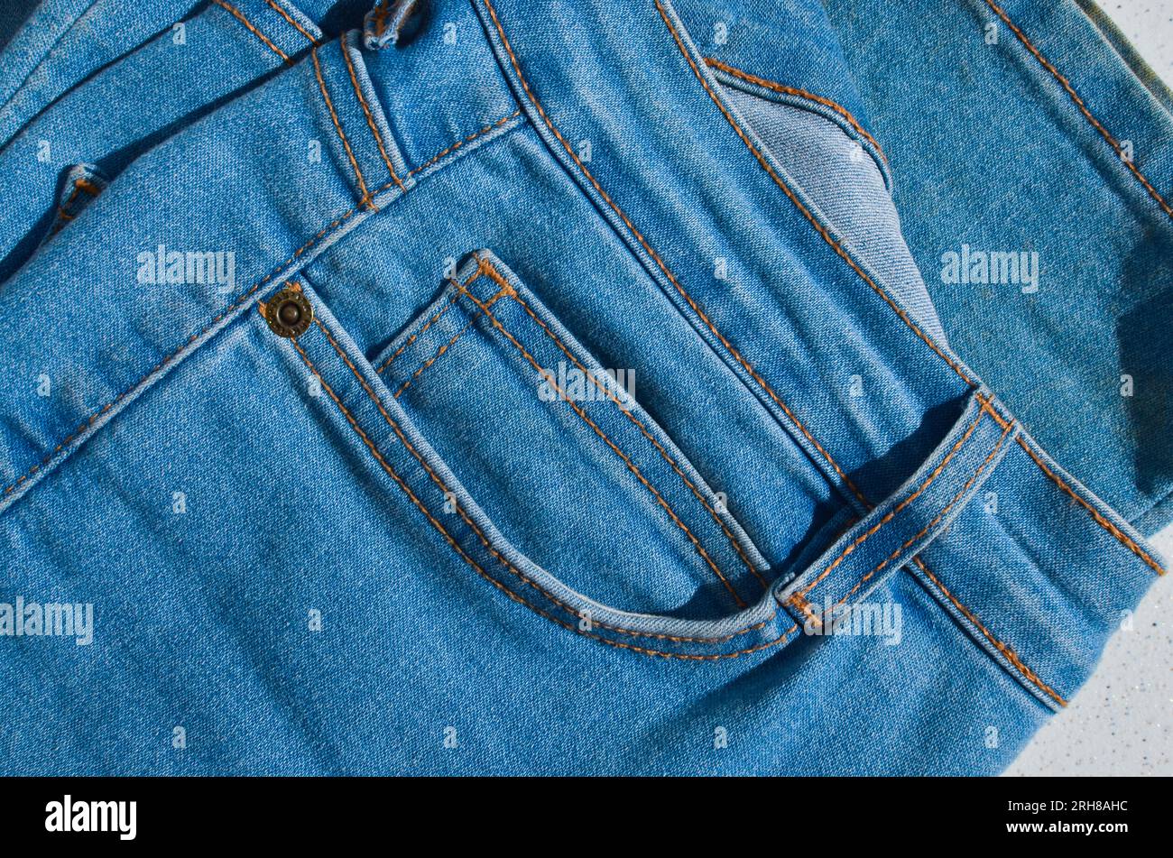 Dettaglio ravvicinato della cucitura di un paio di jeans, evidenziando la resistenza e la durata delle linee. Ideale per progetti legati alla moda e all'appar Foto Stock