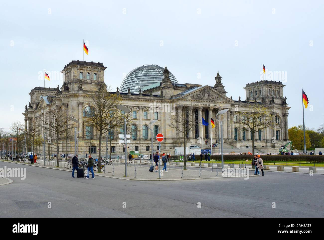 Berlino, Germania, edificio del Reichstag con passeggeri e bandiere tedesche Foto Stock