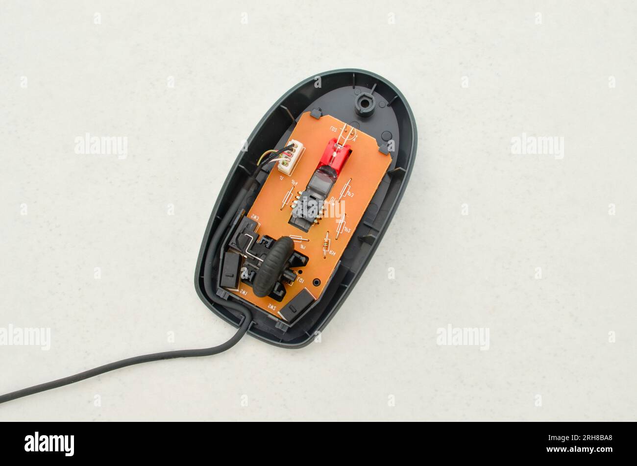Mouse per computer aperto con circuito elettronico esposto per la manutenzione, simbolo della tecnologia e dell'informatica moderna. Perfetto per concetti tecnologici, cifra Foto Stock