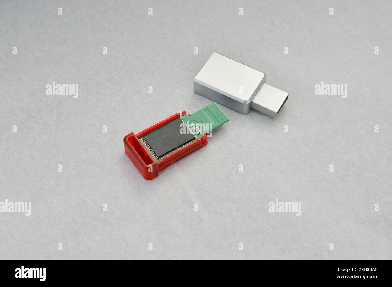 Primo piano di una chiavetta USB aperta che rivela i suoi circuiti interni per la riparazione e la manutenzione. Con riferimento al concetto di tecnologia o di ricreazione avanzata dei dati Foto Stock