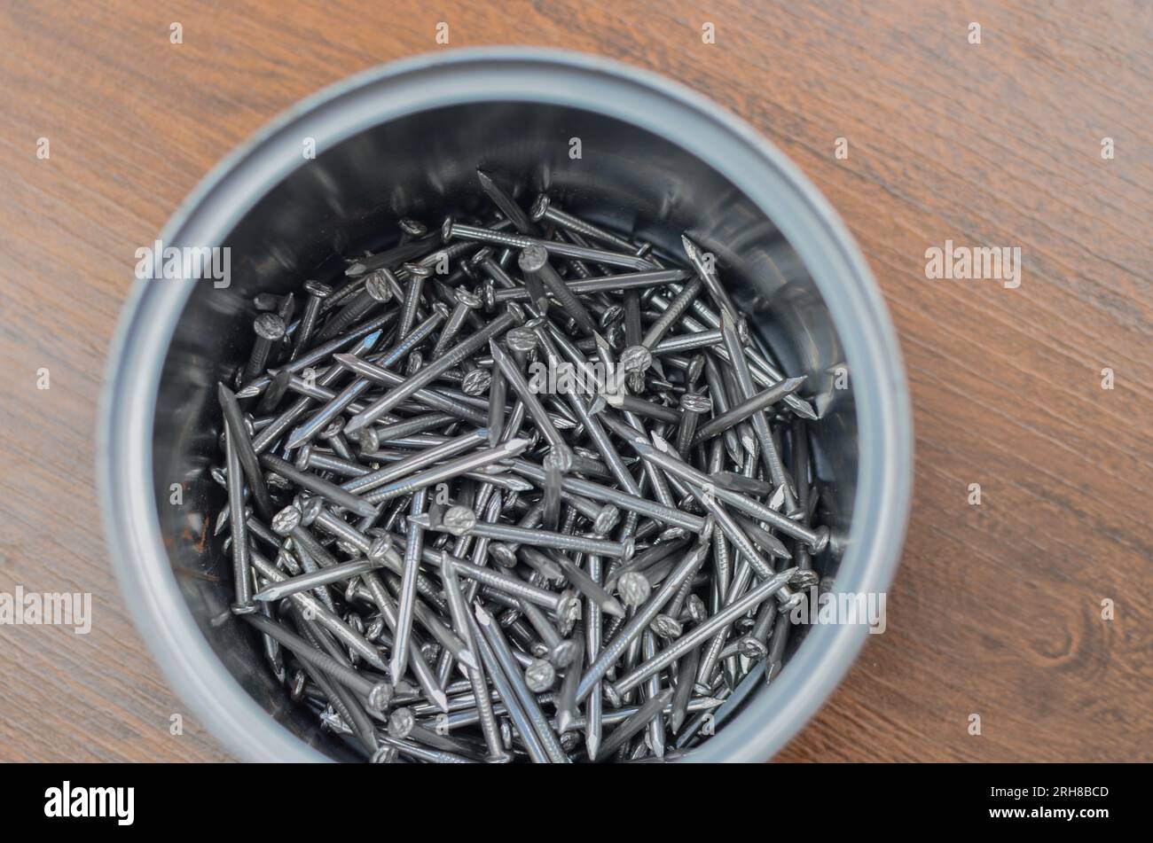 Primo piano dettagliato di diversi chiodi in acciaio, perfetto per illustrazioni o progetti di costruzione e riparazione. Concetto che illustra la diversità della mater Foto Stock