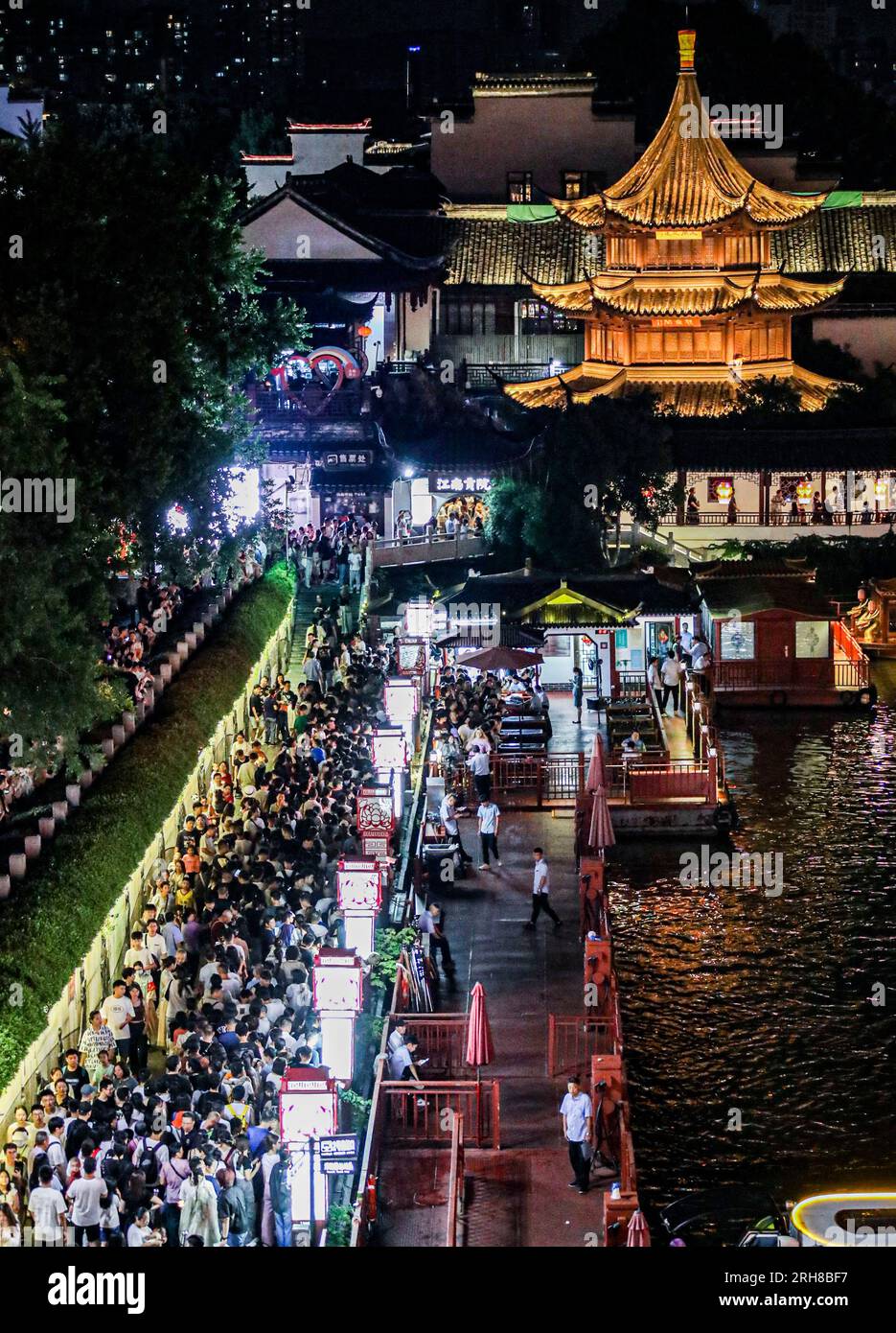 NANCHINO, CINA - 14 AGOSTO 2023 - i turisti visitano il luogo cenico dei Templi di Confucio lungo il fiume Qinhuai a Nanchino, nella provincia di Jiangsu della Cina orientale, Foto Stock
