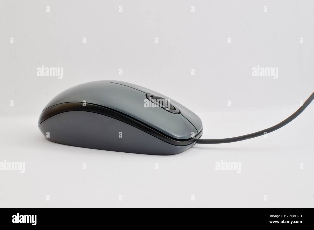 Primo piano di un mouse per computer dal design moderno, simbolo della tecnologia e del computing moderno. Perfetto per concetti tecnologici, simbolo dell'era digitale e. Foto Stock