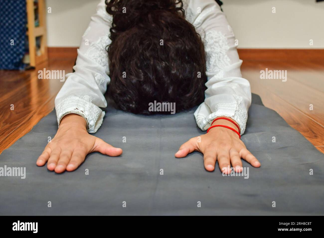 Una donna che pratica yoga al chiuso. Pratica di guarigione. Foto Stock