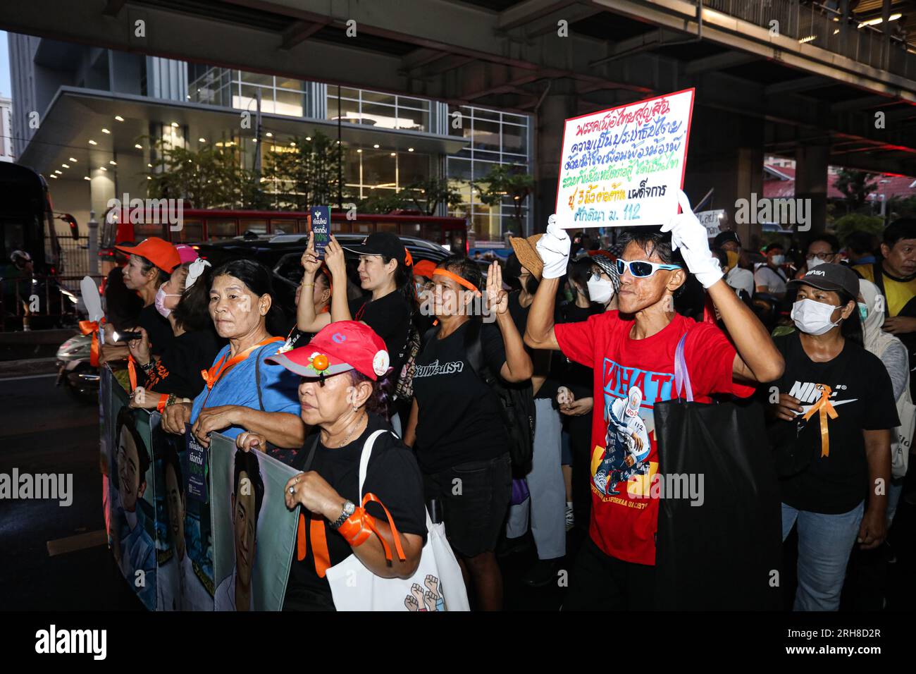 Bangkok, Thailandia. 14 agosto 2023. Fronte Unito di Thammasat e dimostrazione il rally si è tenuto dall'incrocio di Pathumwan al Tempio Pathum Wanaram e all'incrocio di Ratchaprasong. L'area in cui le camicie rosse furono massacrate nel 2010 per chiedere informazioni sulla coscienza del Partito thailandese Pheu, che aveva la stessa posizione di coloro che erano stati uccisi all'epoca, ma stava per unirsi al governo con coloro che sono attualmente coinvolti in tali eventi. (Immagine di credito: © Adirach Toumlamoon/Pacific Press via ZUMA Press Wire) SOLO PER USO EDITORIALE! Non per USO commerciale! Foto Stock