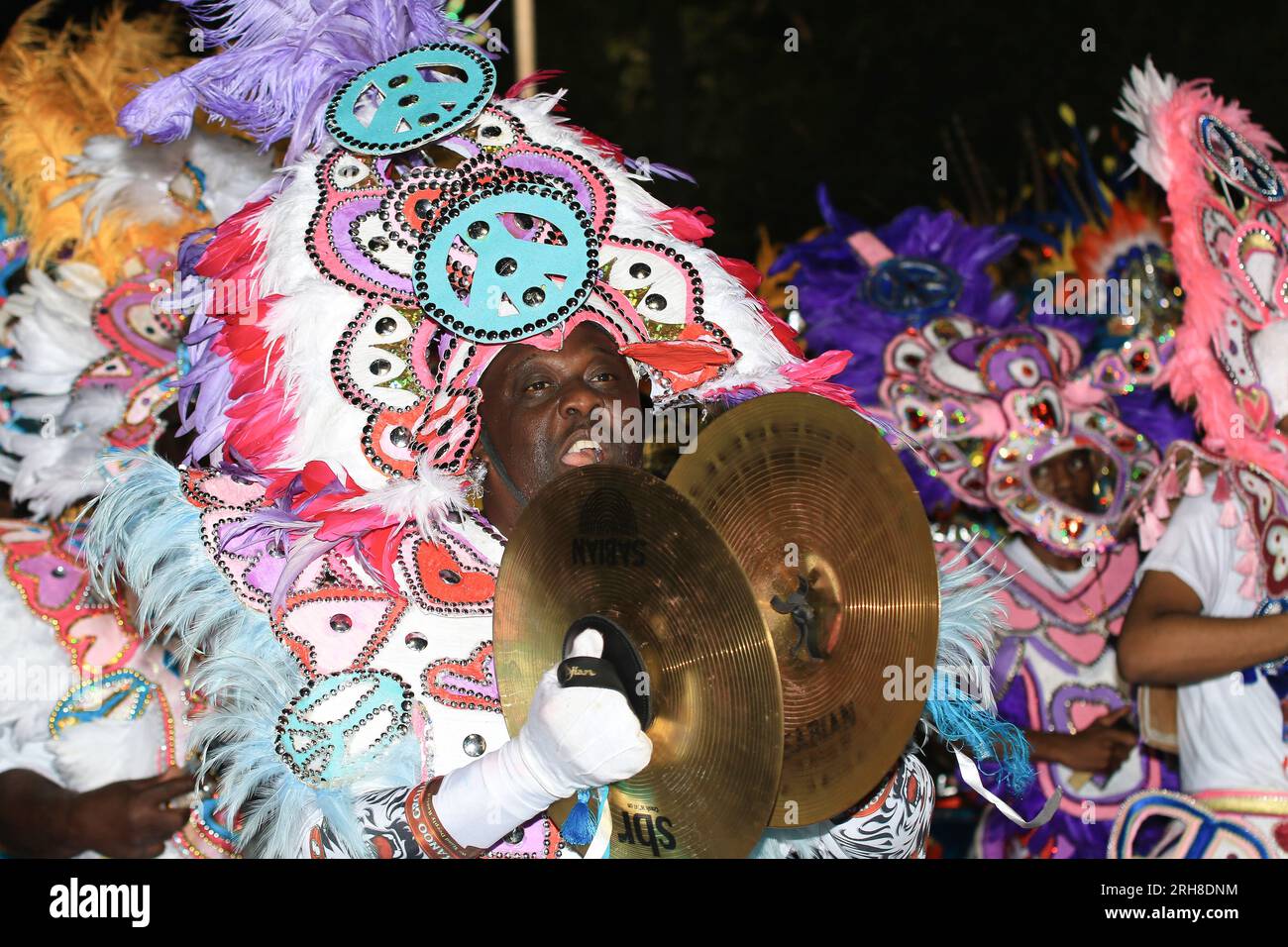 Persone di origine africana e persone di colore che ballano per strada nei Caraibi alla sfilata di Carnevale di Junkanoo Street Foto Stock