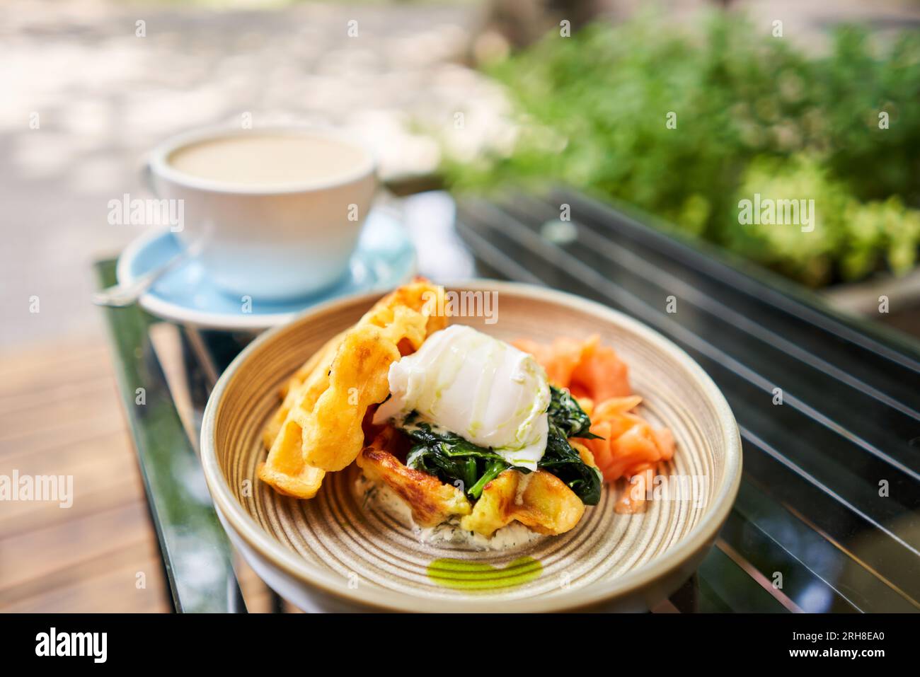 Cialde di patate, uova in camicia, crema di avocado con salmone e uova. Colazione sana, proteine. Piatto del ristorante. Foto Stock