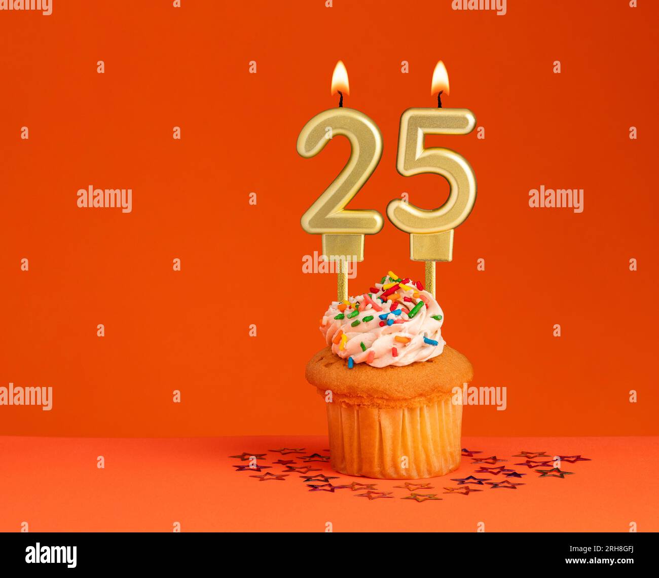 Candela numero 25 - disegno della carta di compleanno su sfondo arancione Foto Stock