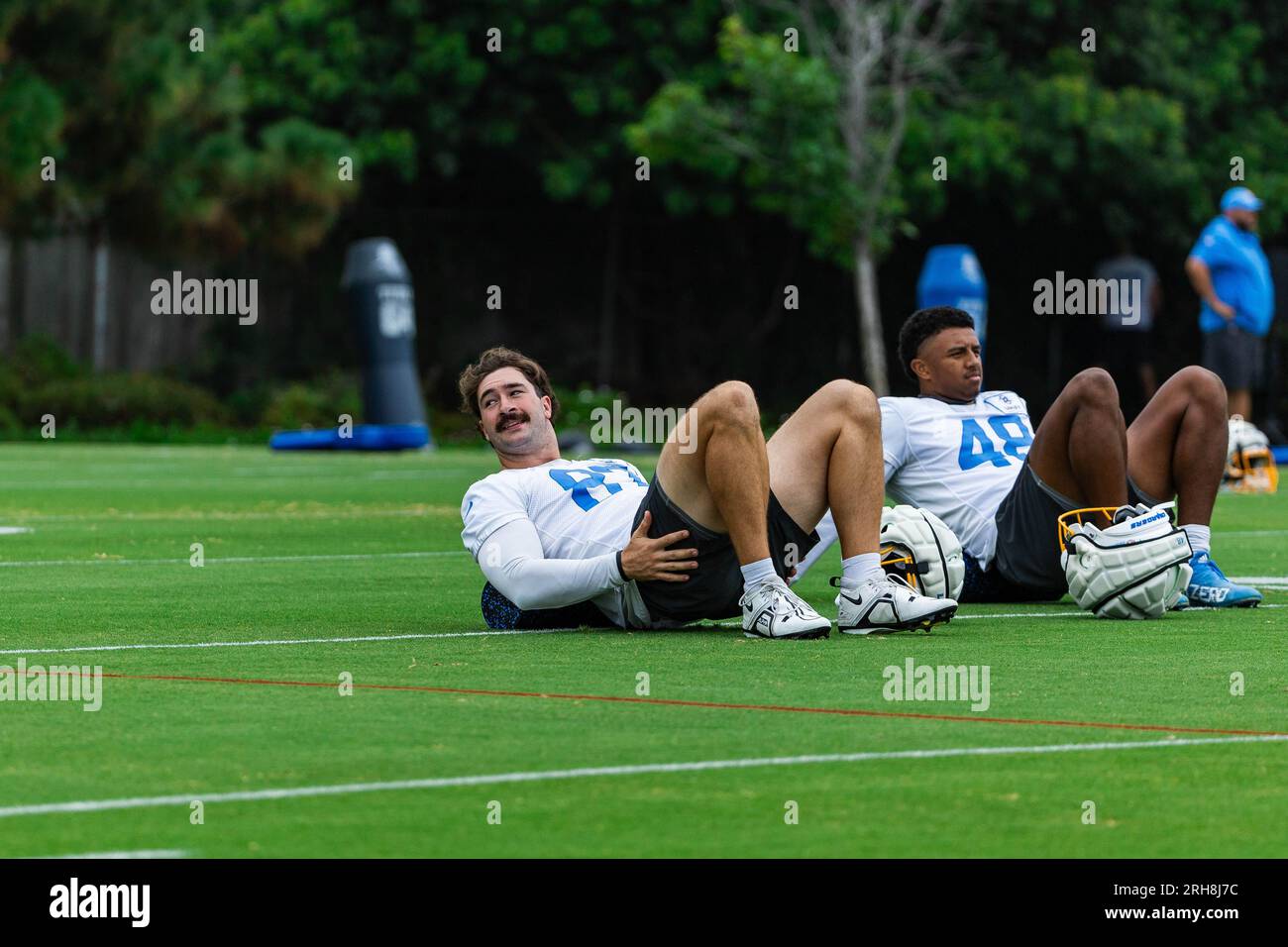 Los Angeles Chargers tight end Hunter Kampmoyer (87) riscaldamento durante il training camp al Jack Hammett Sports Complex, lunedì 14 agosto 2023, a Costa Mesa, Calif. (Louis Chen/immagine dello sport) Foto Stock