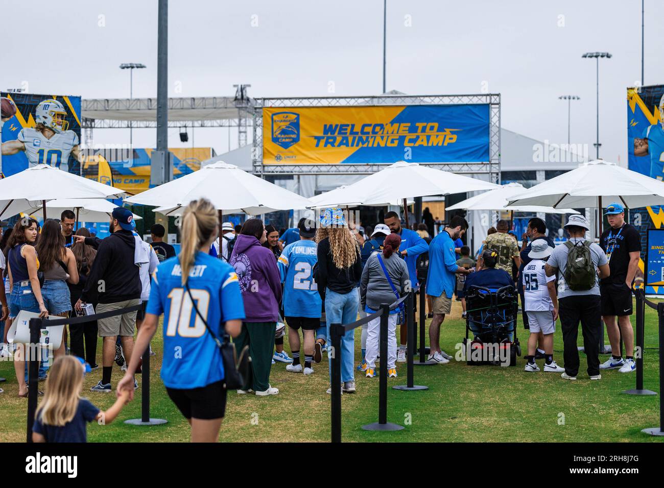 Folla che entra nella zona durante il training camp al Jack Hammett Sports Complex, lunedì 14 agosto 2023, a Costa Mesa, Calif. (Louis Chen/immagine dello sport) Foto Stock