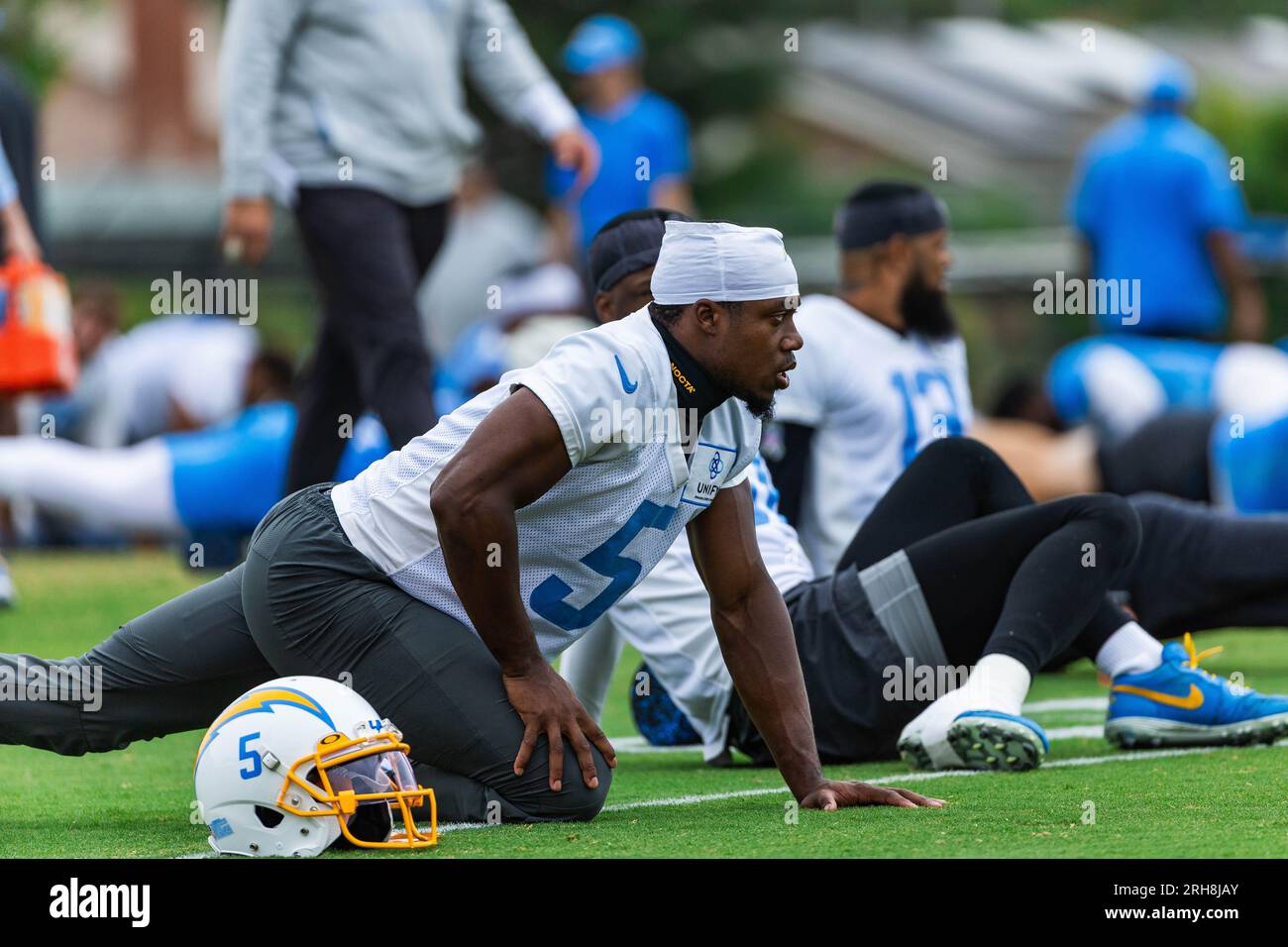 Il wide receiver dei Los Angeles Chargers Joshua Palmer (5) si allunga durante il training camp al Jack Hammett Sports Complex, lunedì 14 agosto 2023, a Costa Mesa, Calif. (Louis Chen/immagine dello sport) Foto Stock