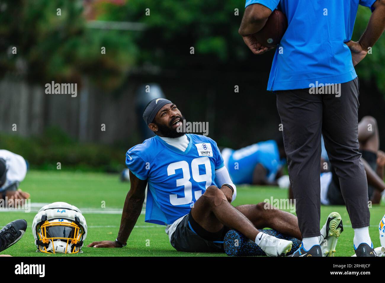 Los Angeles Chargers Corner Back Michael Jacquet (39) si allunga durante il training camp al Jack Hammett Sports Complex, lunedì 14 agosto 2023, a Costa Mesa, Calif. (Louis Chen/immagine dello sport) Foto Stock