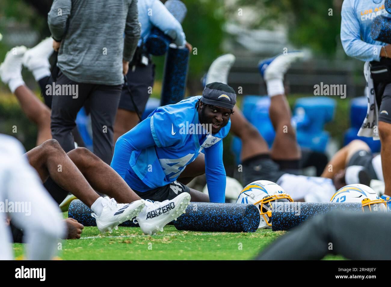 Los Angeles Chargers Corner Back Tiawan Mullen (42) si allunga durante il training camp al Jack Hammett Sports Complex, lunedì 14 agosto 2023, a Costa Mesa, Calif. (Louis Chen/immagine dello sport) Foto Stock