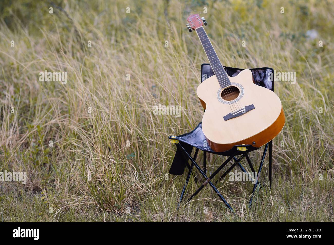 Chitarre, campeggio, come fornelli, sedie, nelle giornate di sole all'aperto. romantico hippie all'aperto Foto Stock