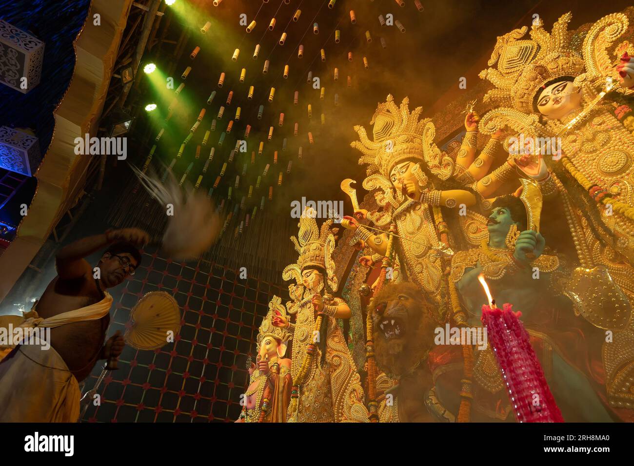 Howrah, Bengala Occidentale, India - 3 ottobre 2022: Sacerdoti indù che adorano la dea Durga con camino, frusta di mosca. Ashtami puja aarati - Durga Puja. Foto Stock