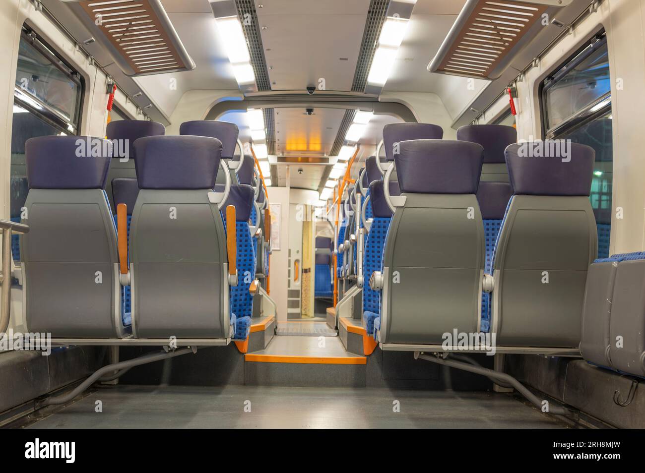 Posti a sedere moderni in un unico treno Foto Stock