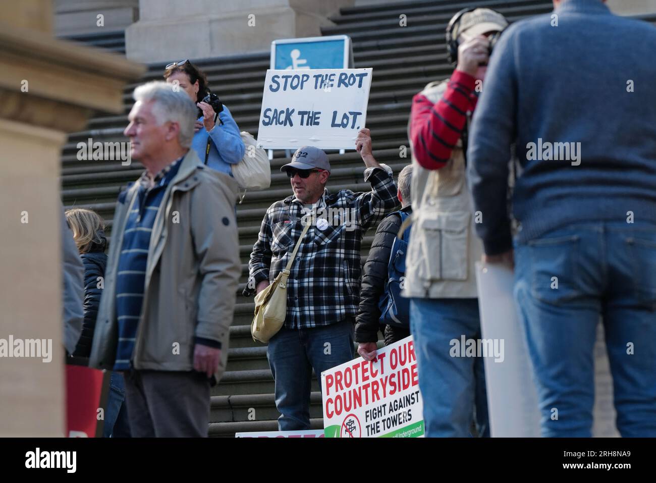 Victoria, Australia. 15 agosto 2023. 45 trattori e altri veicoli agricoli stanno facendo giri nel CBD di Melbourne mentre gli agricoltori e i membri della comunità agricola protestano sui gradini anteriori del Parlamento di Victoria. Crediti: Joshua Preston/Alamy Live News Foto Stock