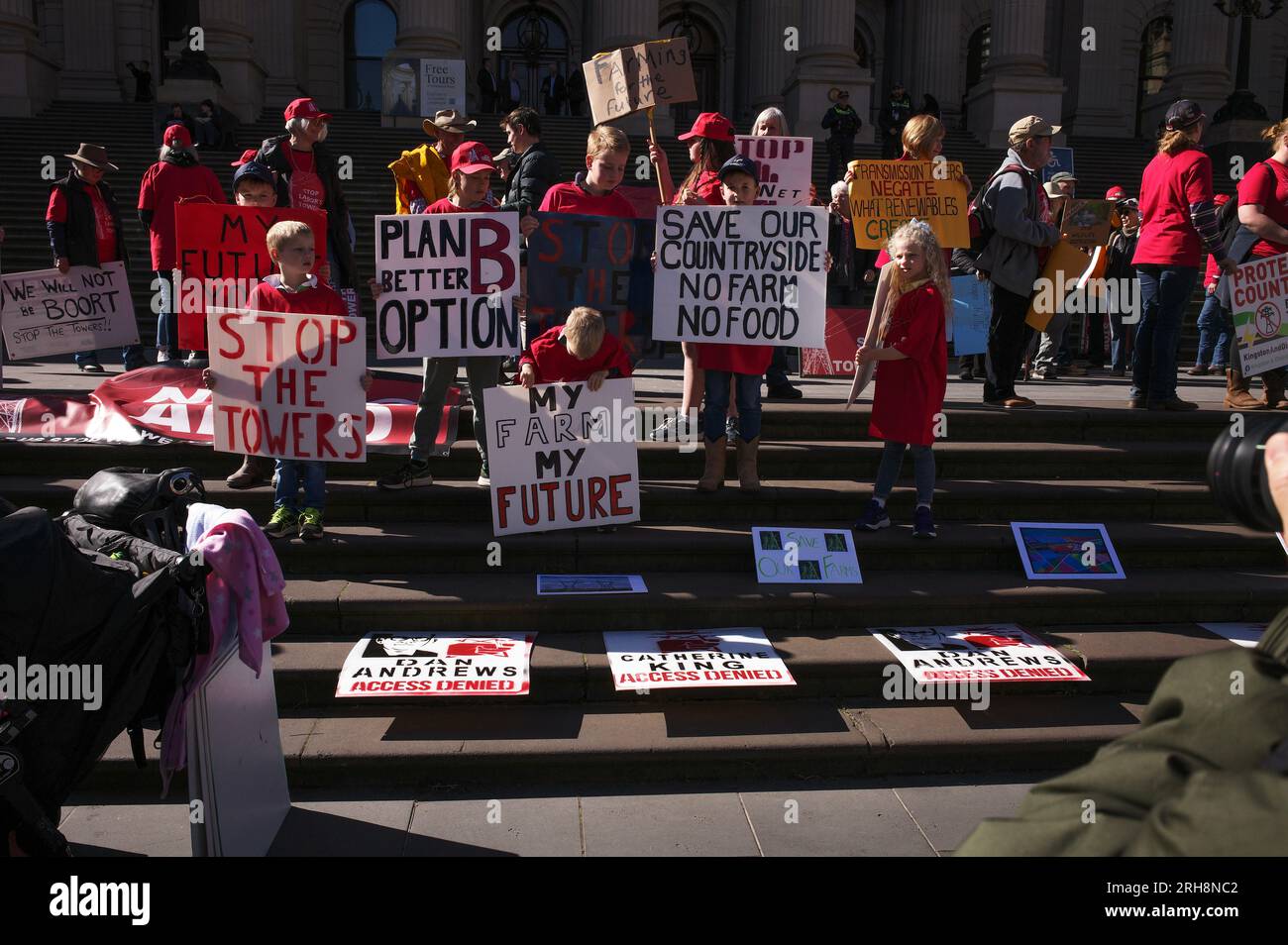 Victoria, Australia. 15 agosto 2023. 45 trattori e altri veicoli agricoli stanno facendo giri nel CBD di Melbourne mentre gli agricoltori e i membri della comunità agricola protestano sui gradini anteriori del Parlamento di Victoria. Crediti: Joshua Preston/Alamy Live News Foto Stock