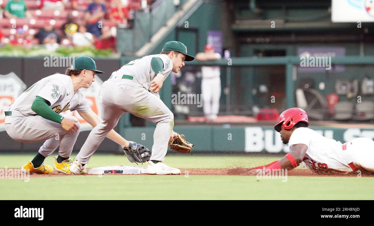 St Louis, Stati Uniti. 14 agosto 2023. St Louis Cardinals Jordan Walker scivola in seconda base prima della tag sia da Oakland Athletics Zach Gelof (R) che da Jordan Diaz nel secondo inning al Busch Stadium di St.. Louis il 14 agosto 2023. A Walker è stata attribuita una base rubata. Foto di Bill Greenblatt/UPI credito: UPI/Alamy Live News Foto Stock