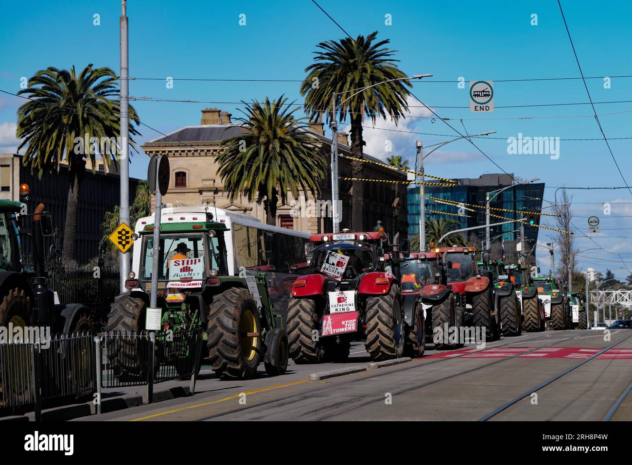 Victoria, Australia. 15 agosto 2023. 45 trattori e altri veicoli agricoli stanno facendo giri nel CBD di Melbourne mentre gli agricoltori e i membri della comunità agricola protestano sui gradini anteriori del Parlamento di Victoria. Crediti: Joshua Preston/Alamy Live News Foto Stock