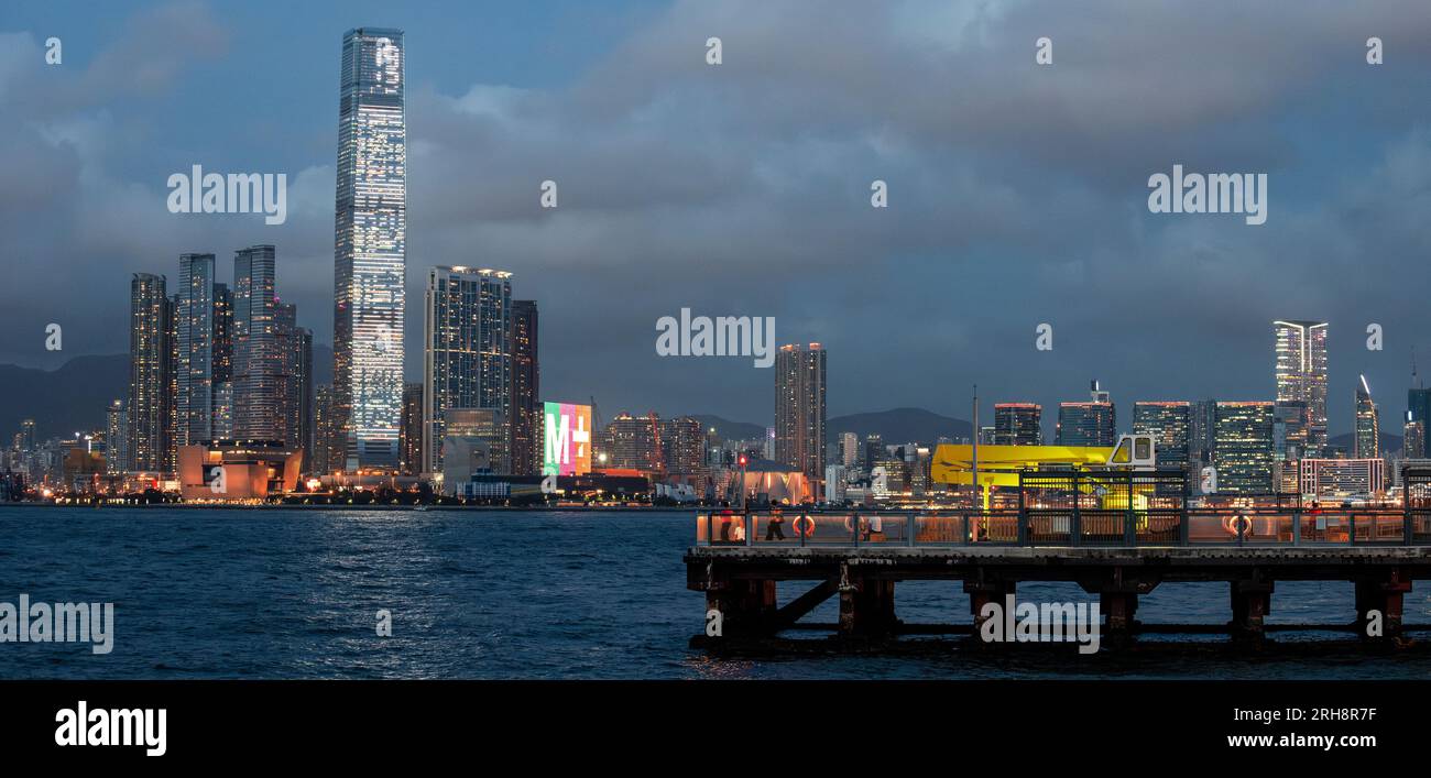 L'ICC International Commerce Centre e il nuovissimo museo M+ di cultura visiva di Hong Kong, Victoria Harbour, Hong Kong, Cina. Foto Stock