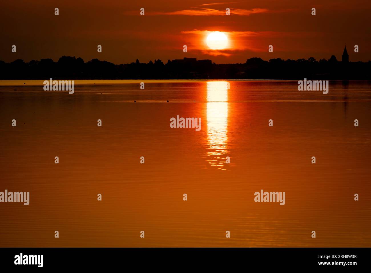 Hagenburg, Germania. 15 agosto 2023. Il sole sorge sullo Steinhuder Meer nella regione di Hannover. Credito: Moritz Frankenberg/dpa/Alamy Live News Foto Stock