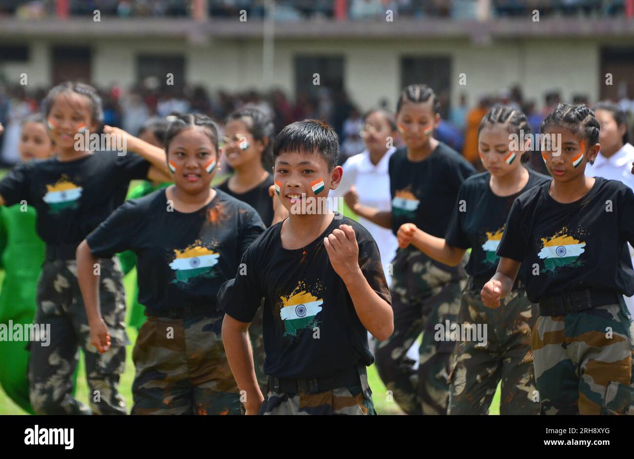 Dimapur, India. 15 agosto 2023. Gli studenti delle scuole eseguono una danza patriottica durante la celebrazione dell'India Independence Day 77 a Dimapur, India, stato nord-orientale del Nagaland. Credito: Caisii Mao/Alamy Live News Foto Stock