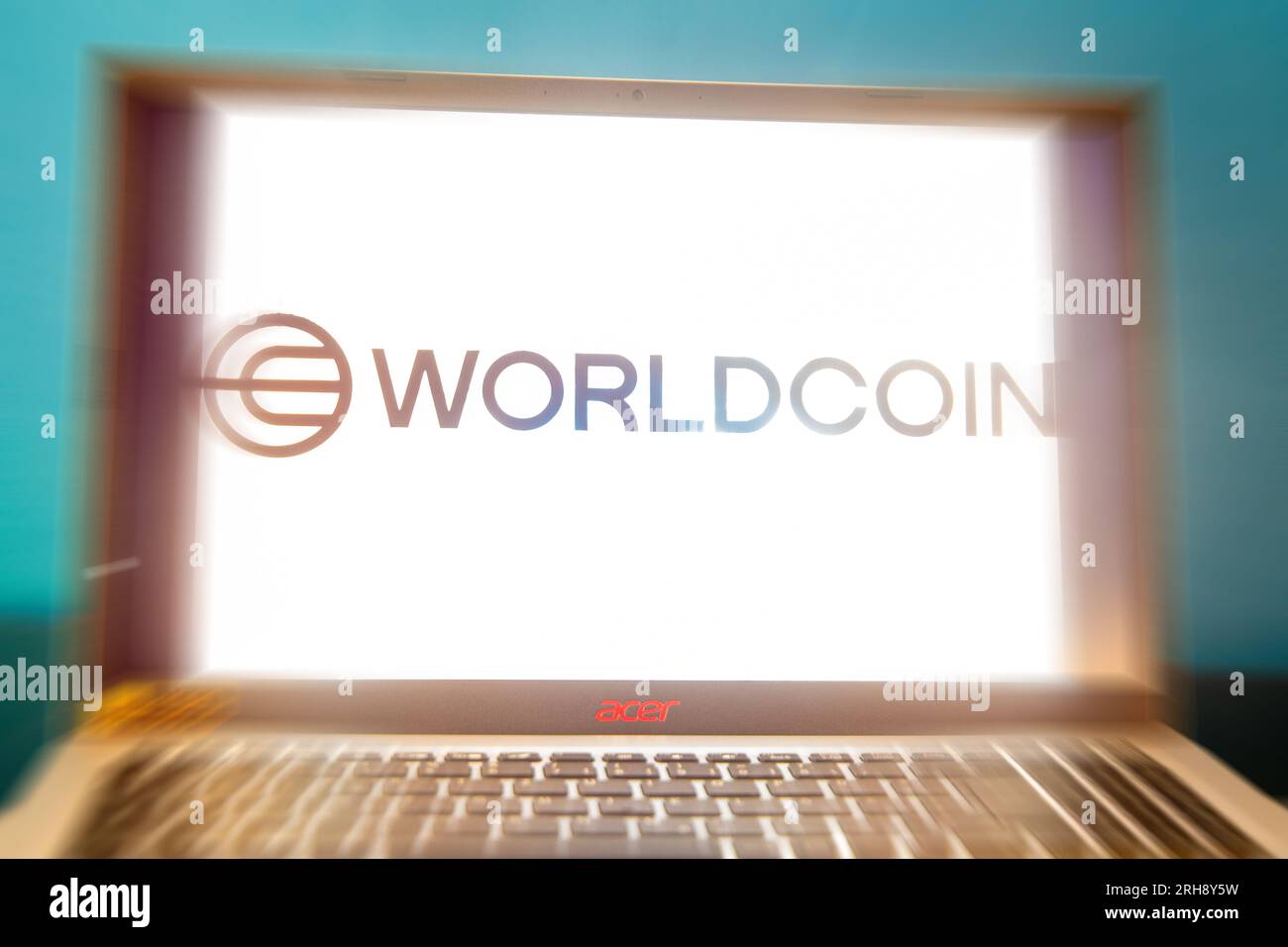 Logo della nuova criptovaluta Worldcoin su un notebook. Chiunque voglia partecipare a World Coin deve registrarsi con i propri dati biometrici (symbol im Foto Stock