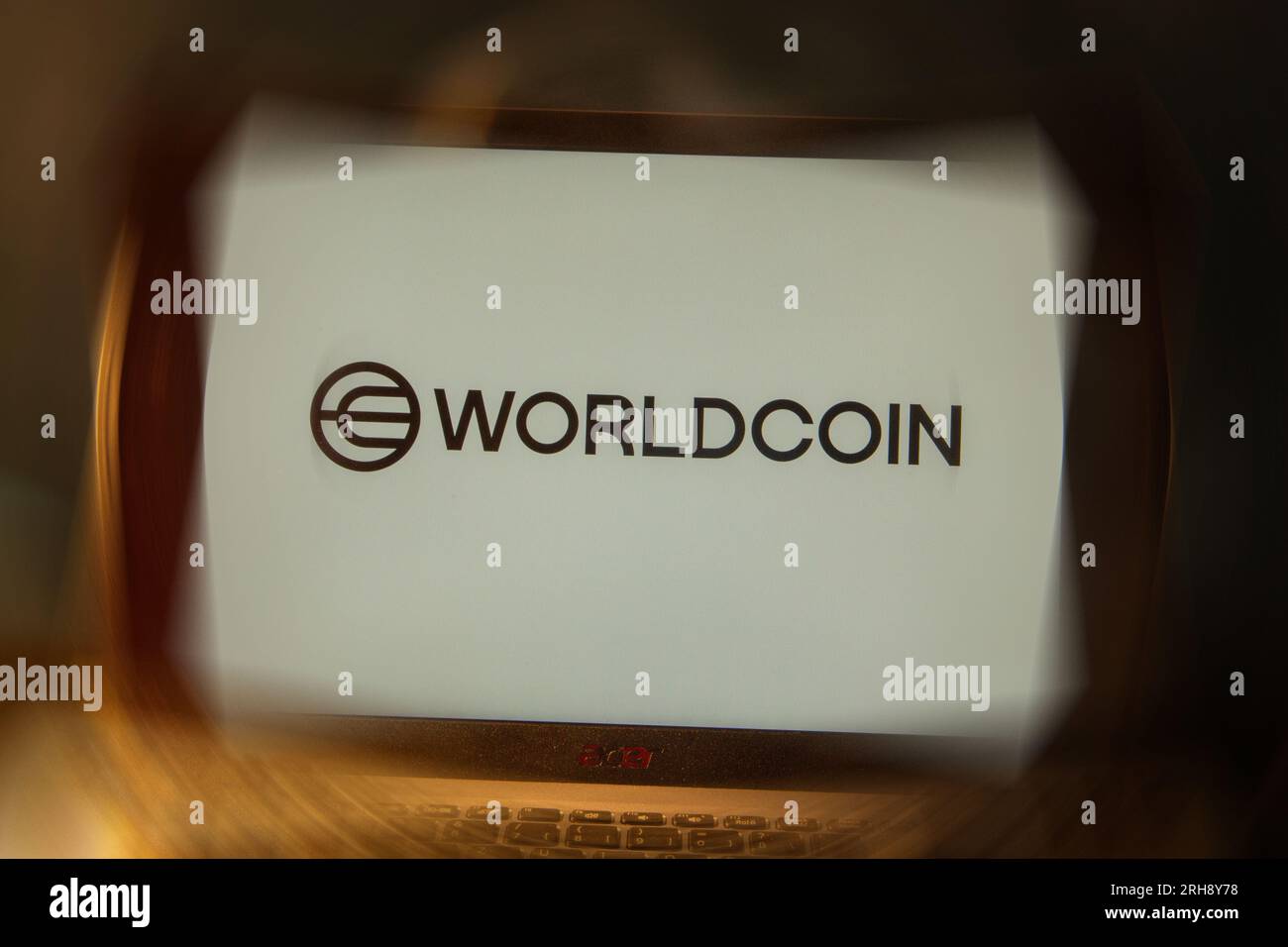 Logo della nuova criptovaluta Worldcoin su un notebook. Chiunque voglia partecipare a World Coin deve registrarsi con i propri dati biometrici (symbol im Foto Stock