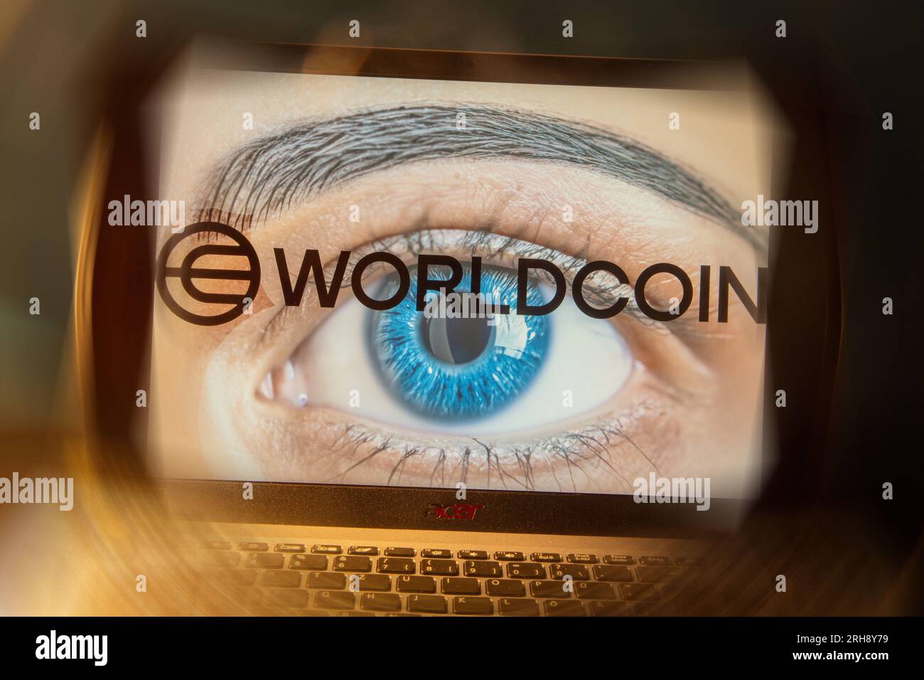 Logo della nuova criptovaluta Worldcoin su un notebook. Chiunque voglia partecipare a World Coin deve registrarsi con i propri dati biometrici (symbol im Foto Stock