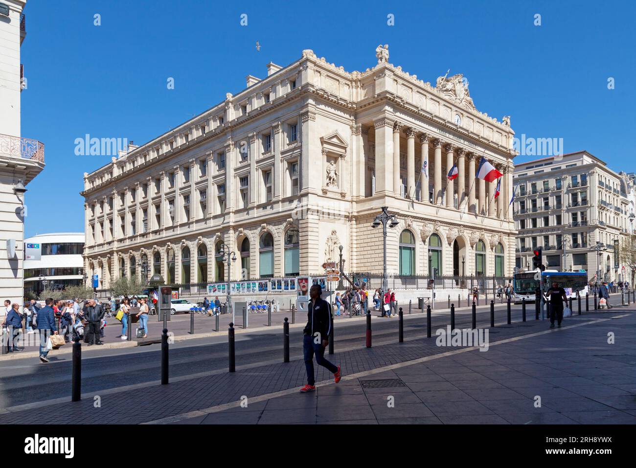 Marsiglia, Francia - 23 marzo 2019: Il Palais de la Bourse è un edificio sul Canebière che ospita la camera di commercio e l'Indo di Marsiglia-Provenza Foto Stock