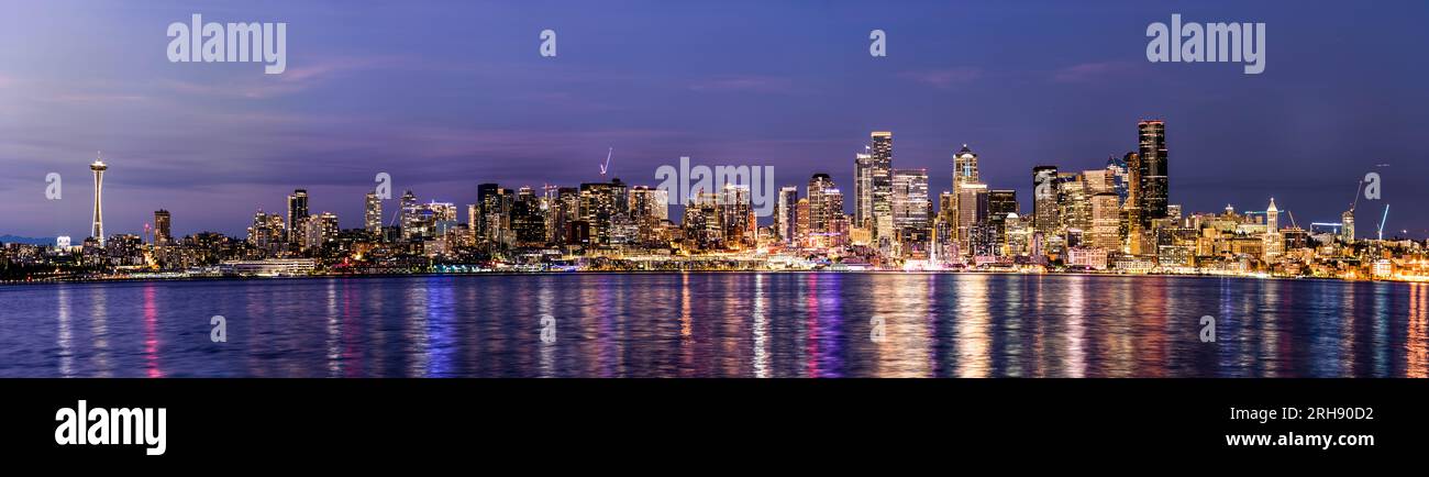 Panorama notturno della città di Seattle Panorama sul lungomare del centro cittadino da Alki Beach. Washington, Stati Uniti. Foto Stock