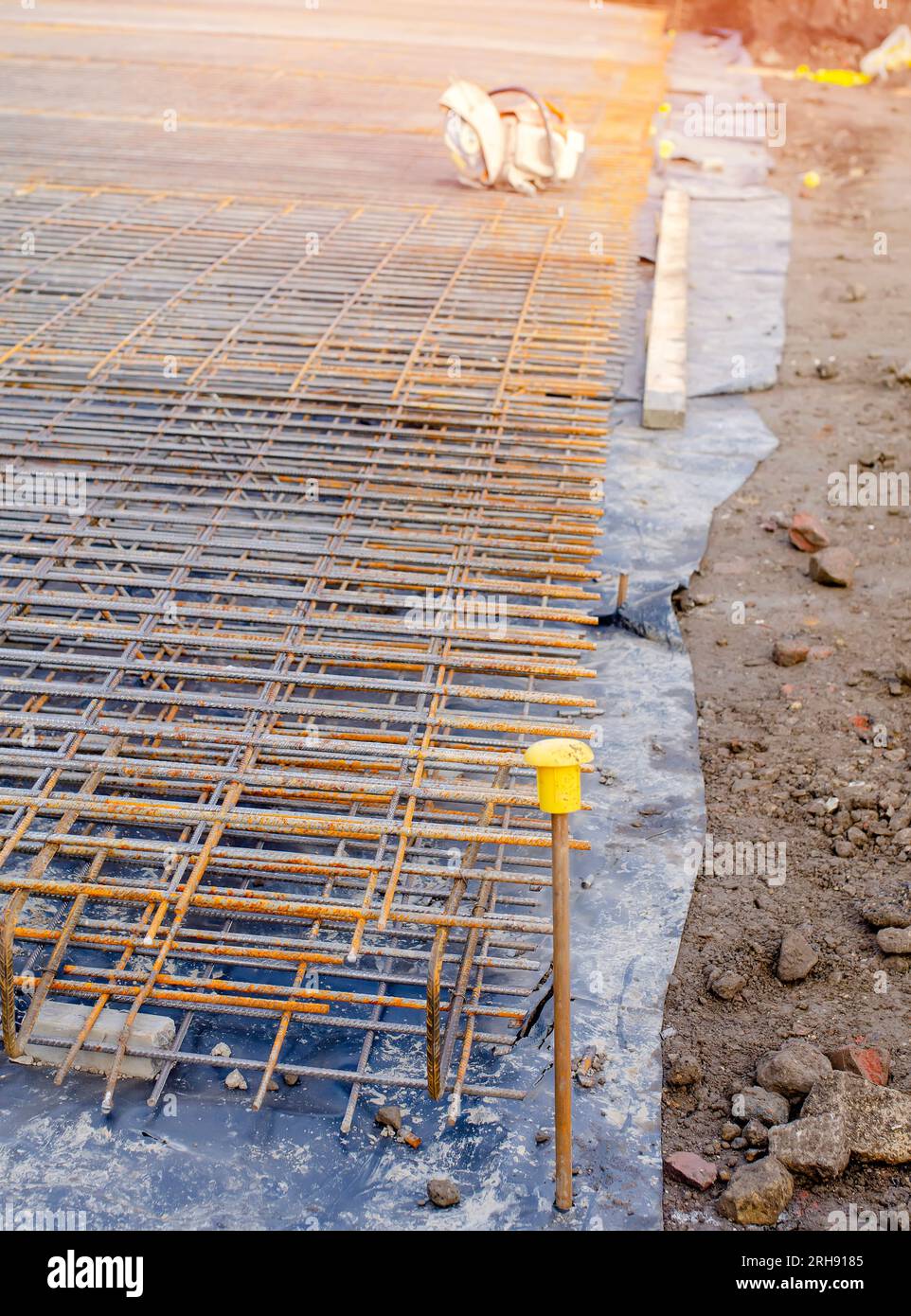 Gabbia di rinforzo posizionata all'interno dell'otturatore e pronta per essere versata con calcestruzzo Foto Stock