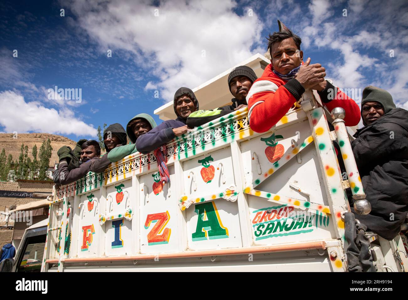 India, Jammu e Kashmir, lavoratori migranti Kargil Lotsum sul retro del camion Foto Stock