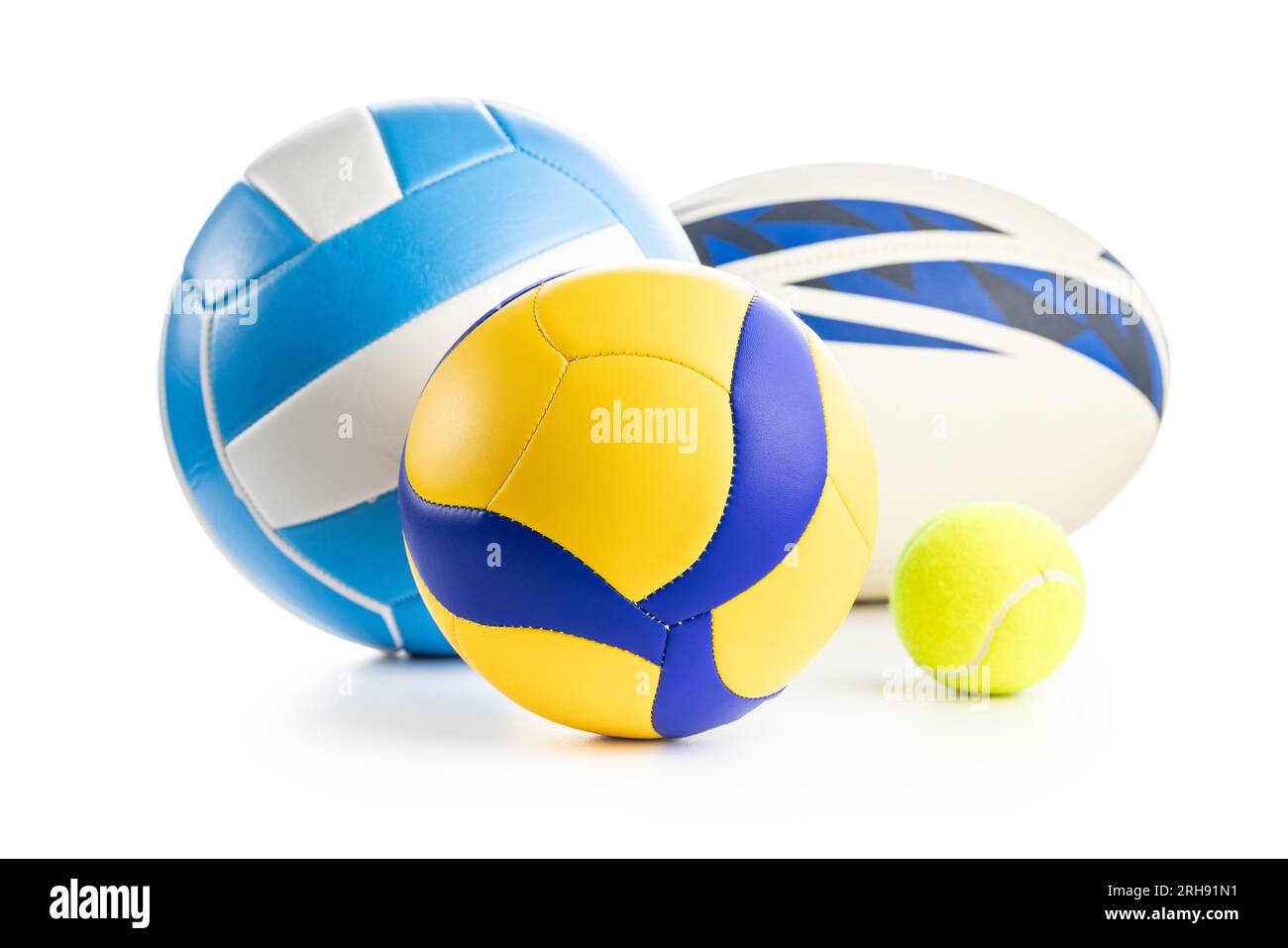 Pallavolo, tennis e rugby isolati su sfondo bianco. Varie palle sportive. Foto Stock