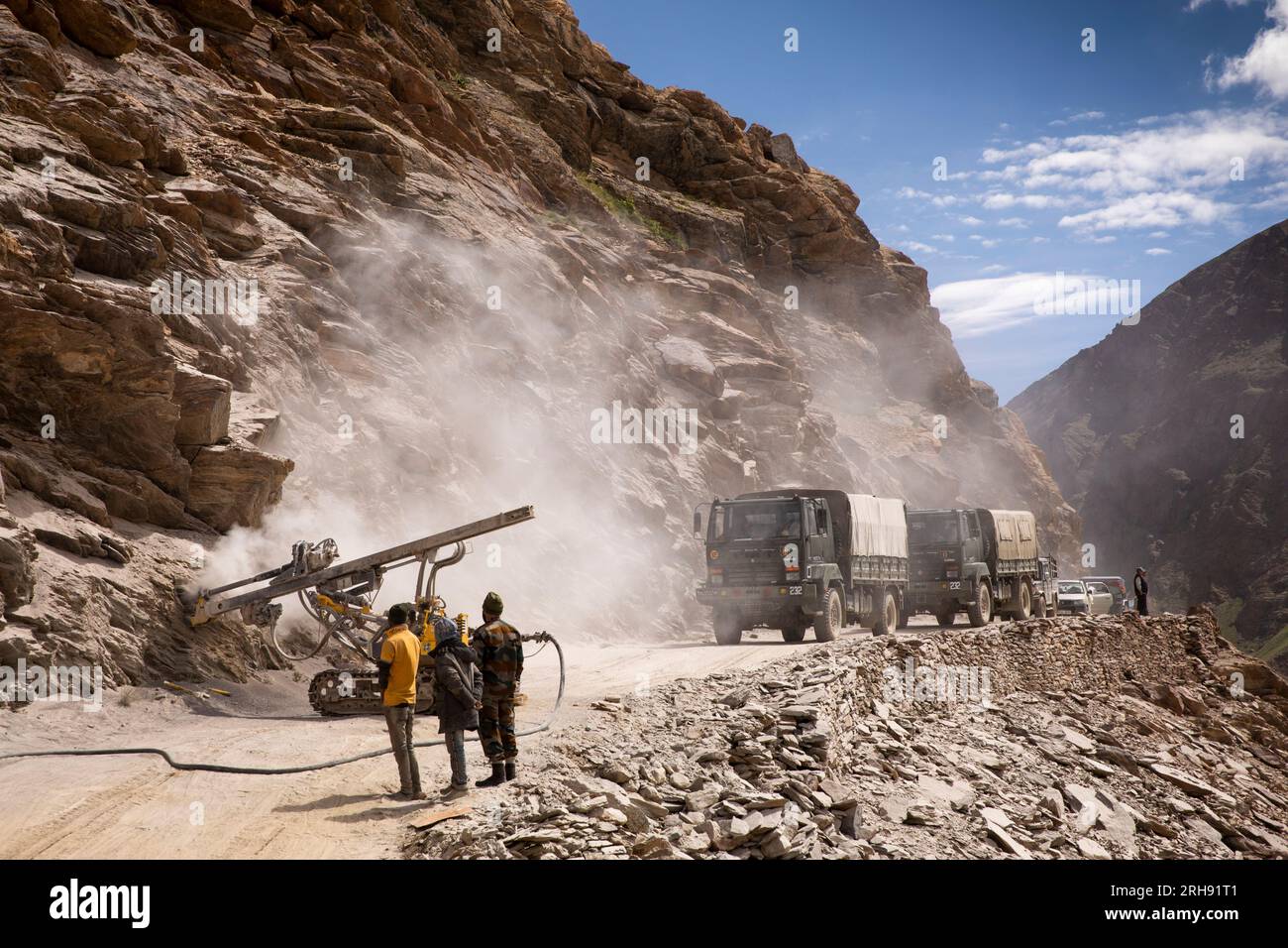 India, Ladakh, Zanskar, perforazione di roccia per allargare la NH301 Kargil fino all'autostrada Padum, passo Penzi la Foto Stock