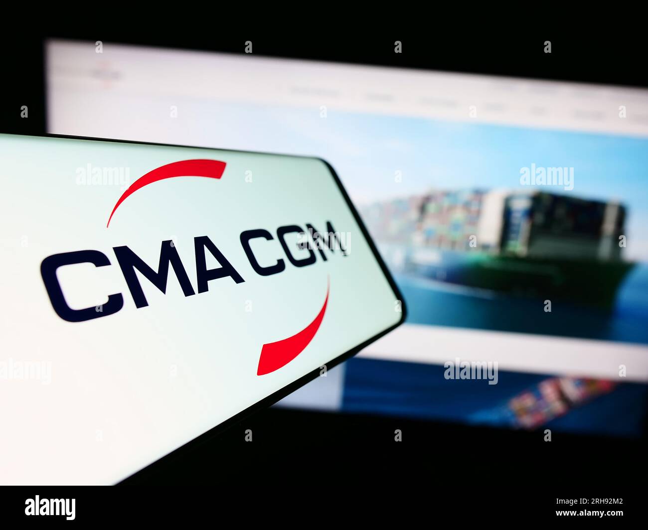 Cellulare con logo della società di logistica francese CMA CGM S.A. sullo schermo di fronte al sito Web aziendale. Mettere a fuoco il display centrale sinistro del telefono. Foto Stock